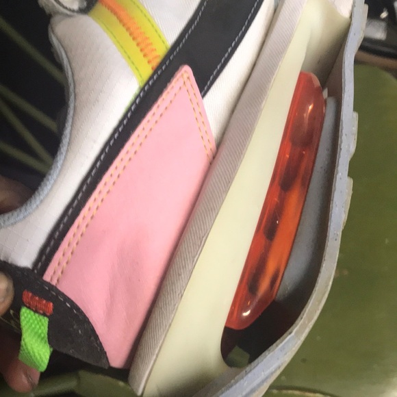 Nike White and Black Sneakers Retro-Inspired Design - Picture 3 of 9